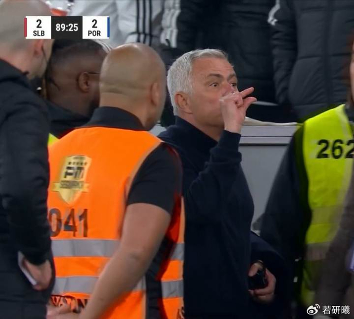 nba搜狐-穆里尼奥踢翻水瓶被罚下，球场最后时刻炸锅了|何塞·穆里尼奥|本菲卡|红牌|本菲卡足球俱乐部|国家德比_新浪体育_新浪新闻